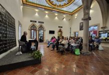 Café filosófico en Lagos, donde las ideas se encuentran alrededor de un café